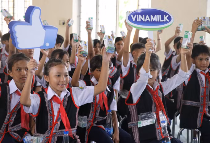 Quỹ sữa vươn cao Việt Nam đến với trẻ em khó khăn Phú Yên ảnh 4