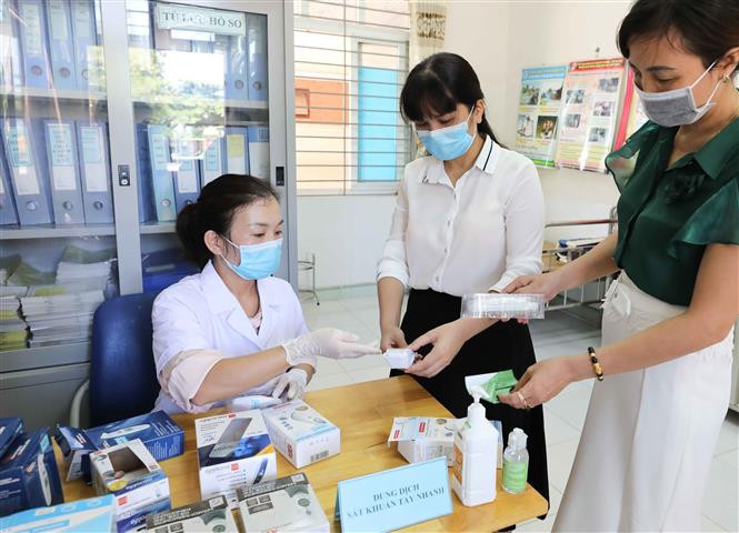 Các trường đều chuẩn bị số lượng thiết bị đo thân nhiệt đảm bảo đủ và hoạt động tốt. Ảnh: Thanh Tùng - TTXVN Năm học 2020 - 2021: Các trường học ở Hà Nội chủ động phòng, chống dịch COVID-19 ảnh 2