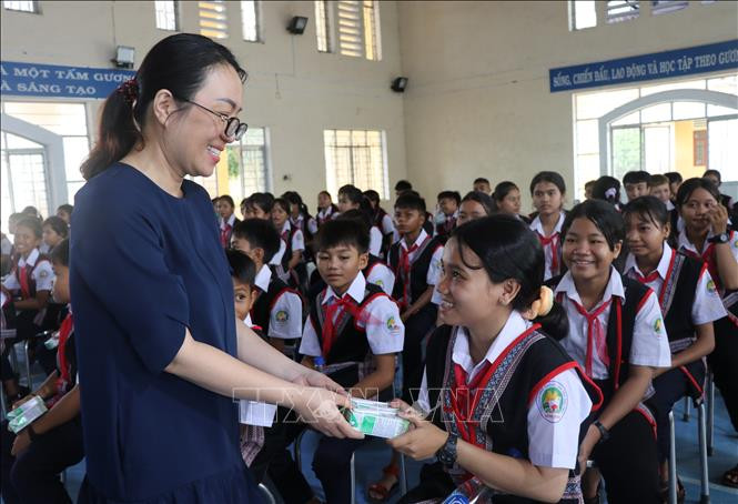 Những ly sữa được trao đến tay học sinh Trường Phổ thông Dân tộc Nội trú huyện Đồng Xuân, Phú Yên được uống sữa miễn phí 3 tháng. Ảnh: Phạm Cường - TTXVN Quỹ sữa vươn cao Việt Nam đến với trẻ em khó khăn Phú Yên ảnh 3
