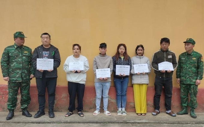 Các đối tượng bị bắt tại Đồn Biên phòng Cần Yên. Ảnh: Nông Tuấn-TTXVN phát Cao Bằng: Phá chuyên án mua bán người dưới 16 tuổi ảnh 1
