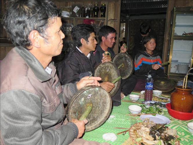 Thanh, thiếu niên Làng du lịch cộng đồng Kon Pring, thị trấn Măng Đen, huyện Kon Plông, tỉnh Kon Tum biểu diễn cồng chiêng bên ché rượu cần và những lễ hội của người Mơ Nâm bản địa. Ảnh: Dư Toán – TTXVN Hiệu quả từ những lớp học cồng chiêng ở Kon Tum ảnh 2
