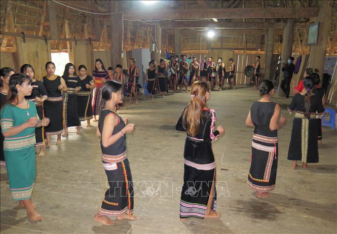 Lớp học cồng chiêng, múa xoan của Làng du lịch cộng đồng Kon Pring, thị trấn Măng Đen, huyện Kon Plông đã dạy cho hơn 20 thanh, thiếu niên trong làng biết đánh cồng chiêng, múa xoan. Ảnh: Dư Toán – TTXVN Hiệu quả từ những lớp học cồng chiêng ở Kon Tum ảnh 3