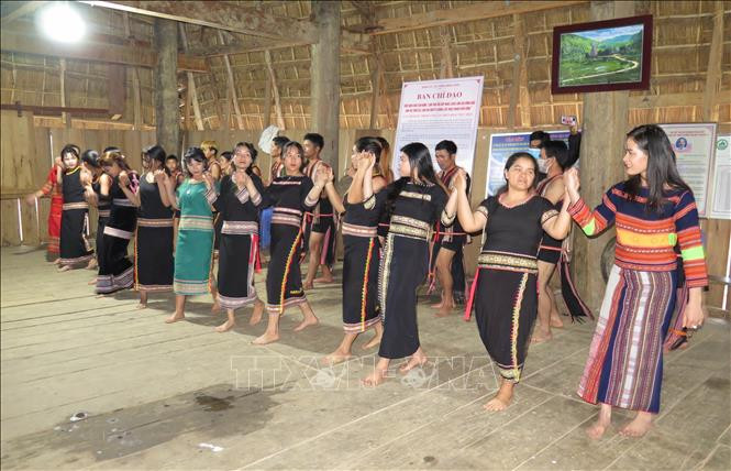 Lớp học cồng chiêng, múa xoan của Làng du lịch cộng đồng Kon Pring, thị trấn Măng Đen, huyện Kon Plông đã dạy cho hơn 20 thanh, thiếu niên trong làng biết đánh cồng chiêng, múa xoan. Ảnh: Dư Toán – TTXVN Hiệu quả từ những lớp học cồng chiêng ở Kon Tum ảnh 1