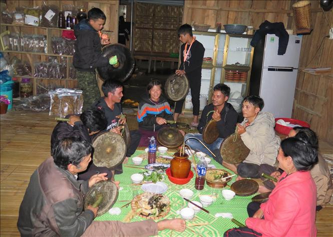 Thanh, thiếu niên Làng du lịch cộng đồng Kon Pring, thị trấn Măng Đen, huyện Kon Plông, tỉnh Kon Tum biểu diễn cồng chiêng bên ché rượu cần và những lễ hội của người Mơ Nâm bản địa. Ảnh: Dư Toán – TTXVN Hiệu quả từ những lớp học cồng chiêng ở Kon Tum ảnh 4
