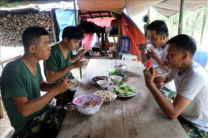 Bữa cơm đạm bạc của cán bộ, chiến sĩ Chốt kiểm soát dịch bệnh số 1, Đồn Biên phòng Hương Nguyên (huyện A Lưới). Ảnh: Đỗ Trưởng-TTXVN Dịch COVID-19: Theo chân người lính chống dịch trên dọc tuyến biên giới Thừa Thiên-Huế ảnh 4