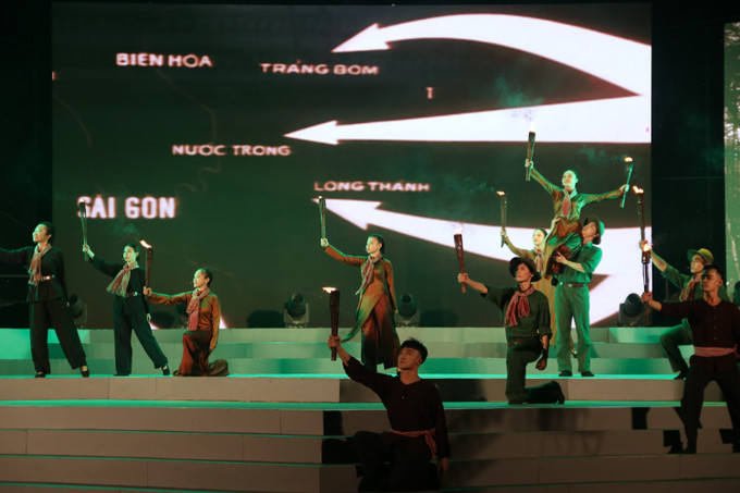 Tiết mục "Giải phóng miền Nam" do nhóm ca diễn MTV.SG trình bày. Ảnh: Thu Hương – TTXVN Đặc sắc chương trình nghệ thuật "Khúc quân ca vang mãi" ảnh 1