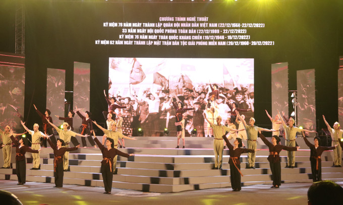 Liên khúc "Đoàn vệ quốc quân - Vì nhân dân quên mình" do nhóm ca diễn MTV.SG trình bày. Ảnh: Thu Hương – TTXVN Đặc sắc chương trình nghệ thuật "Khúc quân ca vang mãi" ảnh 3