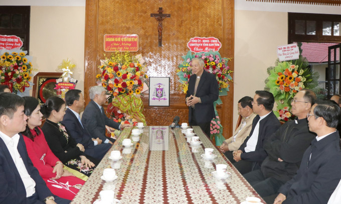 Giám mục Nguyễn Hùng Vị, Giám mục Giáo phận Kon Tum phát biểu tại buổi thăm, chúc mừng. Ảnh: Cao Nguyên – TTXVN Chủ tịch Ủy ban Trung ương Mặt trận Tổ quốc Việt Nam chúc mừng Giáng sinh tại Kon Tum ảnh 3