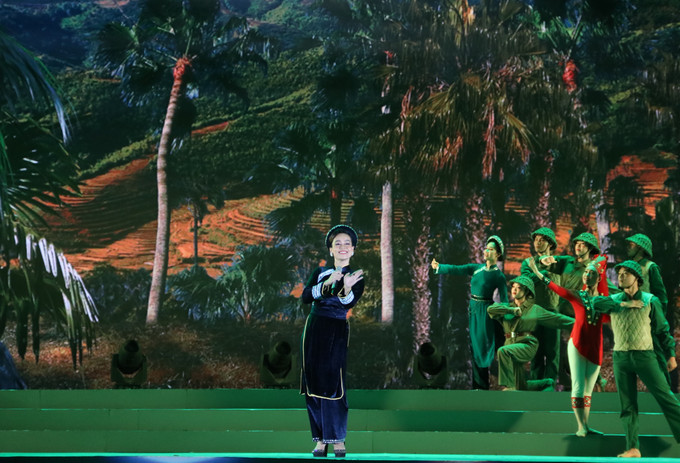 Ca khúc "Đường lên Tây Bắc" do nghệ sĩ Duyên Huyền trình bày. Ảnh: Thu Hương – TTXVN Đặc sắc chương trình nghệ thuật "Khúc quân ca vang mãi" ảnh 2