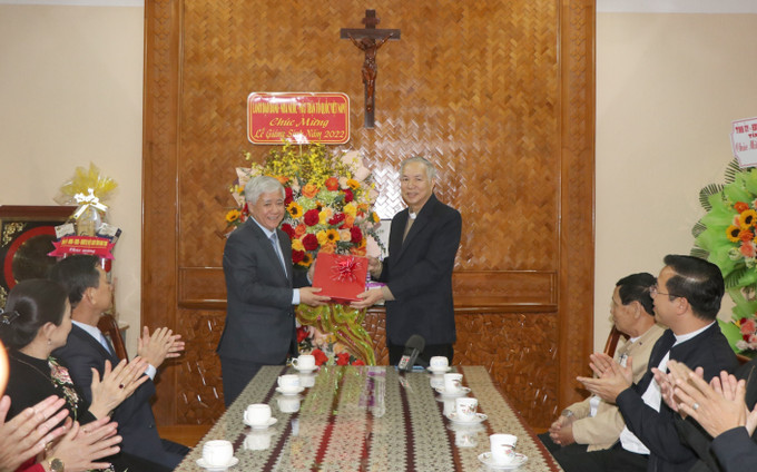 Bí thư Trung ương Đảng, Chủ tịch Ủy ban Trung ương Mặt trận Tổ quốc Việt Nam Đỗ Văn Chiến tặng quà chúc mừng Lễ Giáng sinh cho Giám mục Nguyễn Hùng Vị, Giám mục Giáo phận Kon Tum. Ảnh: Cao Nguyên – TTXVN Chủ tịch Ủy ban Trung ương Mặt trận Tổ quốc Việt Nam chúc mừng Giáng sinh tại Kon Tum ảnh 1