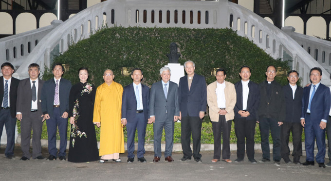 Bí thư Trung ương Đảng, Chủ tịch Ủy ban Trung ương Mặt trận Tổ quốc Việt Nam Đỗ Văn Chiến cùng đoàn công tác chụp ảnh lưu niệm với các Giám mục, linh mục Tòa Giám mục Giáo phận Kon Tum. Ảnh: Cao Nguyên – TTXVN Chủ tịch Ủy ban Trung ương Mặt trận Tổ quốc Việt Nam chúc mừng Giáng sinh tại Kon Tum ảnh 4