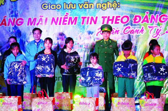 Tặng sách vở, áo ấm cho con em đồng bào dân tộc Cơ-tu ở các xã La Dêê và Đắc Tôi, huyện Nam Giang. Ảnh: Trần Tĩnh Nam Giang – 45 năm sau ngày giải phóng ảnh 3