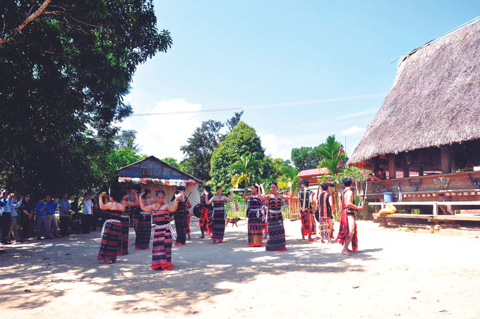 Huyện Nam Giang phát triển du lịch gắn với bảo tồn, phát huy các nguồn lực địa phương, dựa vào cộng đồng người Cơ-tu tại xã Tà Bhing. Ảnh: Đỗ Trưởng - TTXVN Nam Giang – 45 năm sau ngày giải phóng ảnh 1