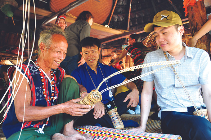 Huyện Nam Giang chú trọng bảo tồn, gìn giữ nghề truyền thống của đồng bào các dân tộc. Ảnh: Đỗ Trưởng - TTXVN Nam Giang – 45 năm sau ngày giải phóng ảnh 5