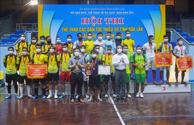 Trao giải Nhất, Nhì, Ba cho nội dung bóng đá nam. Ảnh: Hoài Thu – TTXVN Sôi nổi Hội thi thể thao các dân tộc thiểu số tỉnh Đắk Lắk năm 2022 ảnh 3