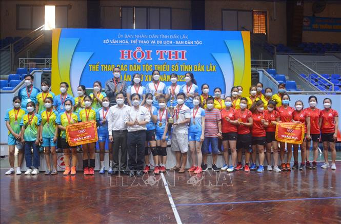 Trao giải Nhất, Nhì, Ba cho nội dung bóng chuyền nữ. Ảnh: Hoài Thu – TTXVN. Sôi nổi Hội thi thể thao các dân tộc thiểu số tỉnh Đắk Lắk năm 2022 ảnh 2