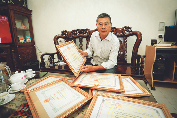 Ông Nguyễn Văn Hùng với những tấm bằng khen và giấy khen được trao tặng. Ảnh: An Nhiên Nông dân người Mường làm giàu trên mảnh đất quê hương ảnh 1