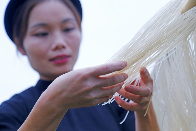 Làm bún khô Đà Vị công phu nhất là công đoạn phơi. Người Tày phải dỡ ra từng sợi, phơi khô trong vài ngày để giữ hương thơm cho bún. Ảnh: Nam Sương Bún khô Đà Vị ảnh 1