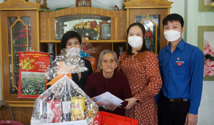 Thầy Nguyễn Viết Lân cùng đại diện Sở Giáo dục và Đào tạo tỉnh Đắk Lắk thăm, tặng quà Mẹ Việt Nam anh hùng nhân dịp Tết Nguyên đán 2022. Ảnh: Hoài Thu Thầy giáo trẻ tận tâm với nghề ảnh 2