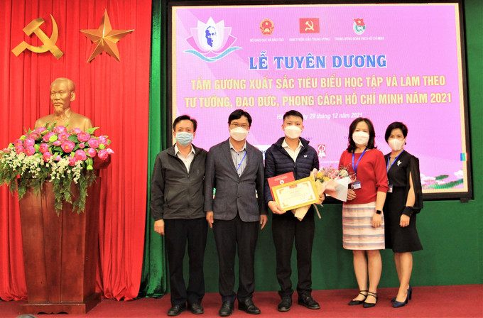 Thầy giáo Nguyễn Viết Lân (đứng giữa) tại Lễ tuyên dương Tấm gương xuất sắc tiêu biểu học tập và làm theo tư tưởng, đạo đức, phong cách Hồ Chí Minh năm 2021 do Ban Tuyên giáo Trung ương, Bộ Giáo dục và Đào tạo và Trung ương Đoàn tổ chức. Ảnh: Hoài Thu Thầy giáo trẻ tận tâm với nghề ảnh 3