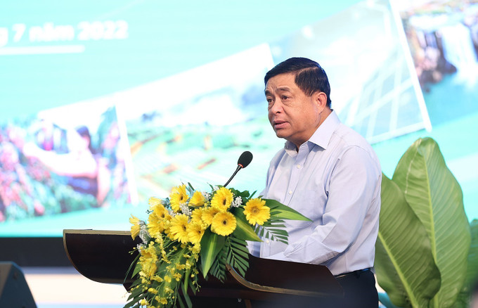 Bộ trưởng Bộ Kế hoạch và Đầu tư Nguyễn Chí Dũng báo cáo kết quả thực hiện Nghị quyết số 10 về phát triển kinh tế-xã hội và bảo đảm quốc phòng-an ninh vùng Tây Nguyên tại Hội nghị tổng kết thực hiện Nghị quyết của Bộ Chính trị về phát triển vùng Tây Nguyên. Ảnh: Dương Giang-TTXVN Hội nghị phát triển vùng Tây Nguyên 2022: Đắk Nông kiến nghị tháo gỡ nhiều vấn đề vĩ mô ảnh 3