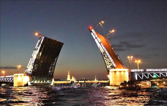 Hình ảnh hai cánh cầu rộng mở từ lâu đã là biểu tượng của thành phố St. Petersburg. Cầu được xây dựng đầu thế kỷ 20 với phần kết cấu thép nặng 7770 tấn, dài 250m, mỗi cánh cầu mở có trọng lượng 700 tấn. Ảnh: Duy Trinh - PV TTXVN tại Nga Xem cầu mở về đêm ở St. Petersburg ảnh 2