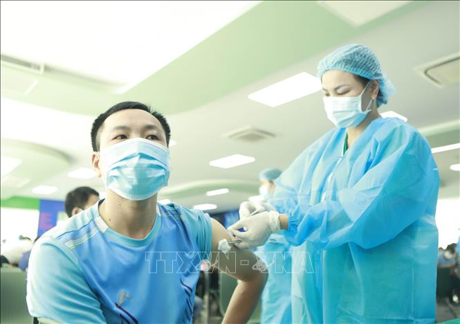 Tiêm vaccine phòng COVID-19 cho công nhân khu công nghiệp Bình Xuyên, huyện Bình Xuyên. Ảnh: Hoàng Hùng - TTXVN Dịch COVID-19: Ngày 21/2, cả nước ghi nhận 46.880 ca mắc mới, còn trên 3.000 ca nặng đang điều trị ảnh 1
