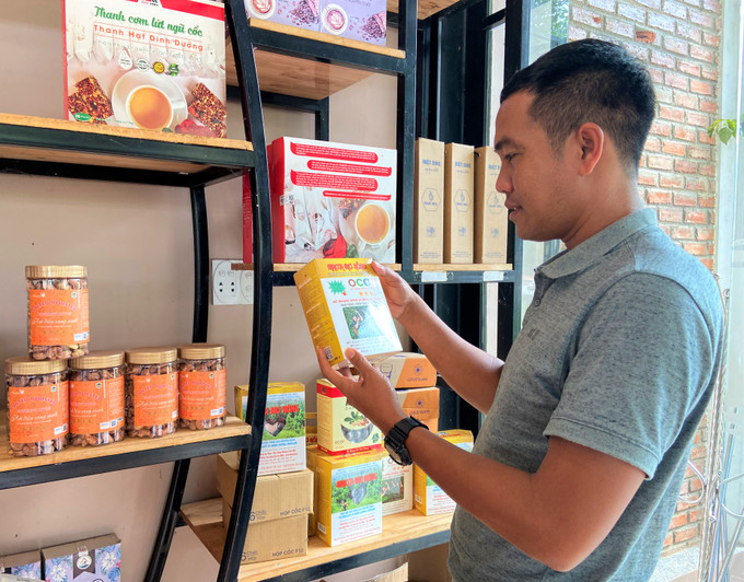 "Mắc ca M'nông" được chứng nhận là sản phẩm đạt chất lượng OCOP, góp phần nâng cao đời sống nhiều hộ dân ở xã Quảng Trực, huyện Tuy Đức (Đắk Nông). Ảnh: Krak Knul Xuân về trên quê hương anh hùng N'Trang Lơng ảnh 4
