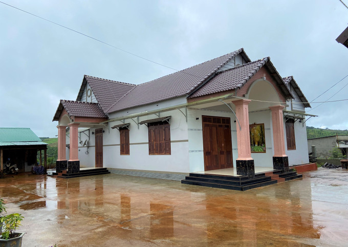 Kinh tế phát triển, nhiều hộ đồng bào dân tộc M’nông ở xã Quảng Trực, huyện Tuy Đức đã xây dựng được nhà cửa khang trang.Ảnh: Krak Knul Xuân về trên quê hương anh hùng N'Trang Lơng ảnh 6