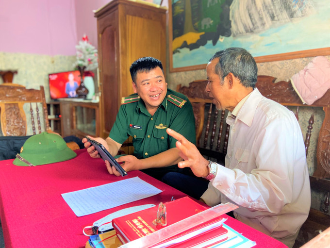 Đảng viên Điểu Toi, Phó Bí thư Chi bộ bon Bu Prăng 1, xã Quảng Trực, huyện Tuy Đức trao đổi với cán bộ Đồn Biên phòng. Ảnh: Krak Knul Xuân về trên quê hương anh hùng N'Trang Lơng ảnh 2