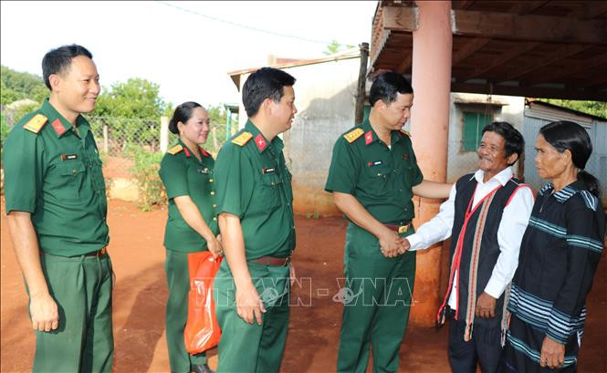 Lãnh đạo Công ty 74 đến thăm gia đình già làng Siu Tới, già làng làng Bía, xã Ia Chía, huyện Ia Grai. Ảnh: Hồng Điệp - TTXVN Đồng bào dân tộc thiểu số vùng biên ở Gia Lai ổn định cuộc sống nhờ mô hình gắn kết hộ ảnh 3