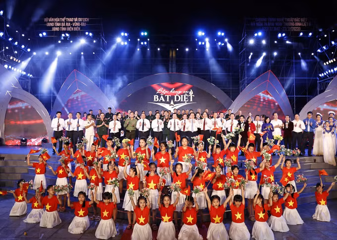 Chủ tịch nước dự Chương trình nghệ thuật đặc biệt: “Bản hùng ca bất diệt” ảnh 1