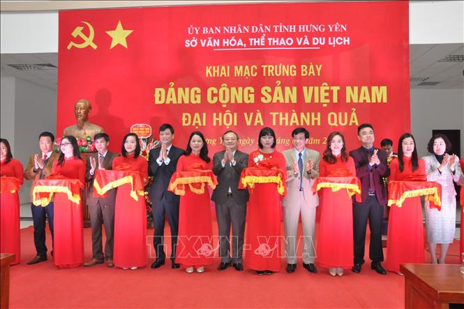 Bảo tàng tỉnh Hưng Yên tổ chức triển lãm "Đảng Cộng sản Việt Nam - Đại hội và thành quả", chào mừng Đại hội Đảng toàn quốc lần thứ XIII. Ảnh: Đinh Tuấn - TTXVN 92 năm thành lập Đảng: Dân là gốc (Bài 2) ảnh 3
