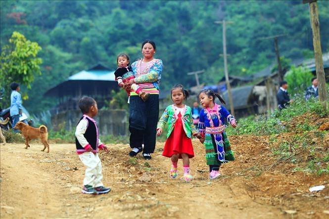 Trẻ em vùng cao chỉ được mặc quần áo đẹp vào mỗi dịp tết nguyên đán của dân tộc. Ảnh: Phan Tuấn Anh - TTXVN 92 năm thành lập Đảng: Dân là gốc (Bài 4) ảnh 6