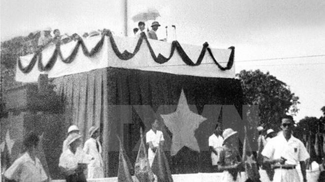 Ngày 2/9/1945, Chủ tịch Hồ Chí Minh đọc bản Tuyên ngôn độc lập khai sinh ra nước Việt Nam Dân chủ Cộng hòa. Ảnh: Tư liệu TTXVN 92 năm thành lập Đảng: Dân là gốc (Bài 1) ảnh 2