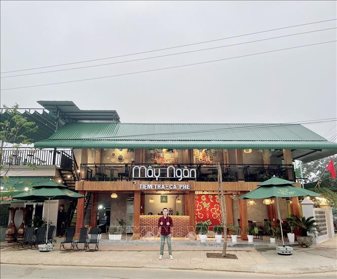 Một cửa hàng trà - cafe mới được khai trương dịp Tết Nguyên đán Nhâm Dần ở huyện miền núi Khánh Sơn, làm điểm dừng chân cho du khách gần xa khi đến với vùng cao du lịch. Ảnh: TTXVN phát Khánh Hòa: Trên những nẻo đường xuân vùng cao Khánh Sơn ảnh 1