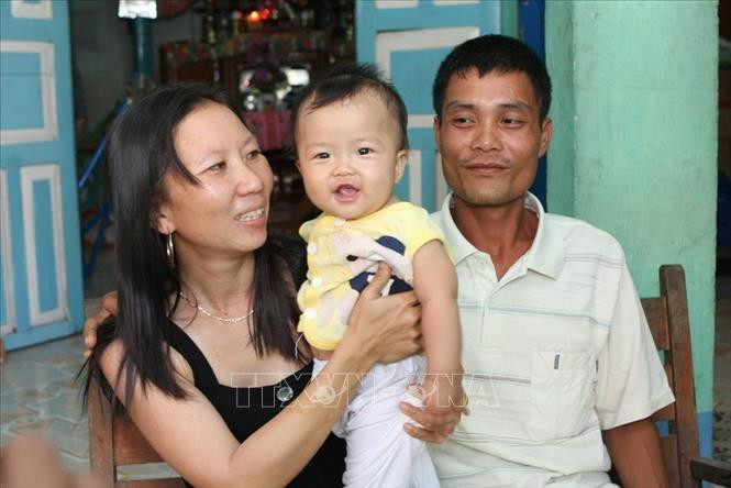 Gia đình anh Hồ Dương, chị Trương Thị Liền và bé Hồ Song Minh “Công dân tí hon” đầu tiên của huyện đảo Trường Sa (2010). Ảnh: Nhật Anh-TTXVN 92 năm thành lập Đảng: Dân là gốc (Bài 4) ảnh 5
