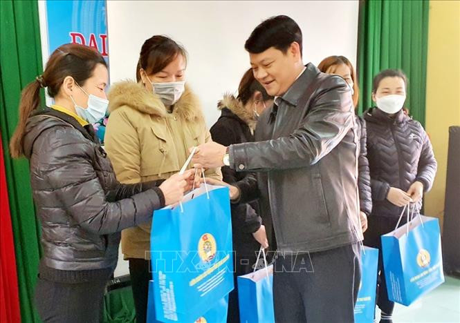 Chủ tịch Liên đoàn Lao động tỉnh Thái Nguyên Phạm Việt Dũng tặng quà Tết cho công nhân lao động. Ảnh: Thu Hằng-TTXVN 92 năm thành lập Đảng: Dân là gốc (Bài 2) ảnh 2