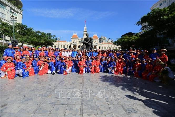 Lễ cưới tập thể với chủ đề “Tôn vinh nét đẹp văn hóa Việt-năm 2013” cho 100 cặp vợ chồng là công nhân, giáo viên, người lao động có hoàn cảnh khó khăn đang sinh sống làm việc tại các khu chế xuất, khu công nghiệp trên địa bàn thành phố do đoàn thanh niên thành phố Hồ Chí Minh tổ chức. Ảnh: Thanh Vũ – TTXVN 92 năm thành lập Đảng: Dân là gốc (Bài 4) ảnh 4