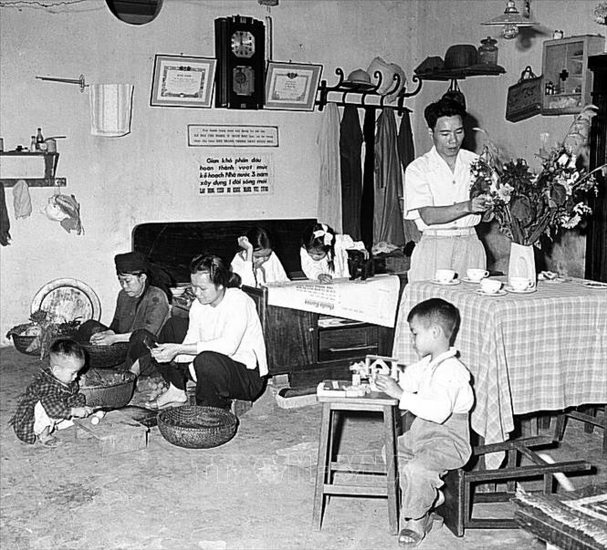 Gia đình công nhân Nhà máy đèn Yên Phụ, Hà Nội chuẩn bị đón Tết Nguyên Đán Kỷ Hợi (1959). Ảnh: Tư liệu TTXVN 92 năm thành lập Đảng: Dân là gốc (Bài 4) ảnh 1