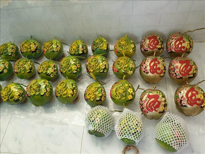 Sản phẩm khắc họa dừa của anh Trần Minh Nhựt. Ảnh: Thanh Bình-TTXVN Long An: Niềm đam mê khắc họa trái dừa dịp Tết ảnh 3