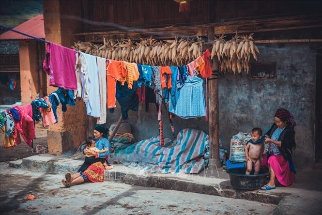 Nét văn hóa sinh hoạt của gia đình người Mông (Hà Giang) luôn là một điểm thu hút đặc biệt du khách khi đến du lịch khám phá mảnh đất này. Ảnh: Trọng Đạt – TTXVN 92 năm thành lập Đảng: Dân là gốc (Bài 4) ảnh 3