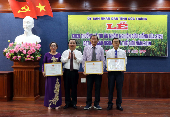 Chủ tịch Ủy ban Nhân dân tỉnh Sóc Trăng trao tặng Bằng khen của tỉnh cho 3 cá nhân là Anh hùng Lao động Hồ Quang Cua, Tiến sĩ Trần Tấn Phương và Thạc sĩ Nguyễn Thị Thu Hương đã có công lai tạo ra giống lúa ST25 cho gạo ngon nhất thế giới. Ảnh: Trung Hiếu ST 25 – Tự hào thương hiệu gạo Việt ảnh 2