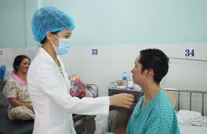 Bác sĩ thăm khám cho bệnh nhân bị hoại tử thượng bì nhiễm độc. Ảnh: TTXVN phát Một trường hợp hoại tử thượng bì nhiễm độc nặng do lạm dụng thực phẩm chức năng ảnh 2
