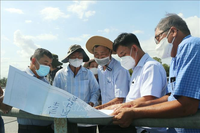 Đoàn công tác Sở Nông nghiệp và Phát triển nông thôn tỉnh Sóc Trăng kiểm tra công tác phòng, chống hạn mặn. Ảnh: Chanh Đa-TTXVN Sóc Trăng chủ động cơ cấu mùa vụ ứng phó với hạn mặn ảnh 1