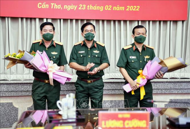 Trung tướng Nguyễn Xuân Dắt, Tư lệnh Quân khu 9 tặng hoa chúc mừng Thiếu tướng Nguyễn Văn Gấu và Thiếu tướng Hồ Văn Thái. Ảnh: TTXVN phát Công bố, bàn giao chức vụ Chính ủy Quân khu 9 ảnh 3