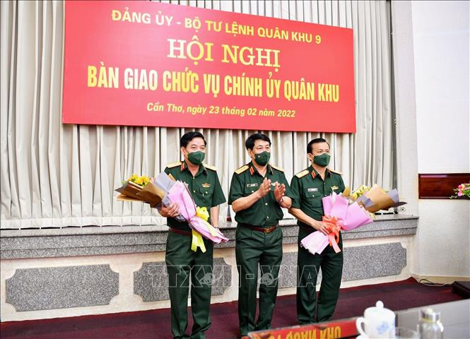 Đại tướng Lương Cường, Ủy viên Bộ Chính trị, Chủ nhiệm Tổng Cục Chính trị Quân đội nhân dân Việt Nam tặng hoa chúc mừng Thiếu tướng Nguyễn Văn Gấu và Thiếu tướng Hồ Văn Thái. Ảnh: TTXVN phát Công bố, bàn giao chức vụ Chính ủy Quân khu 9 ảnh 2