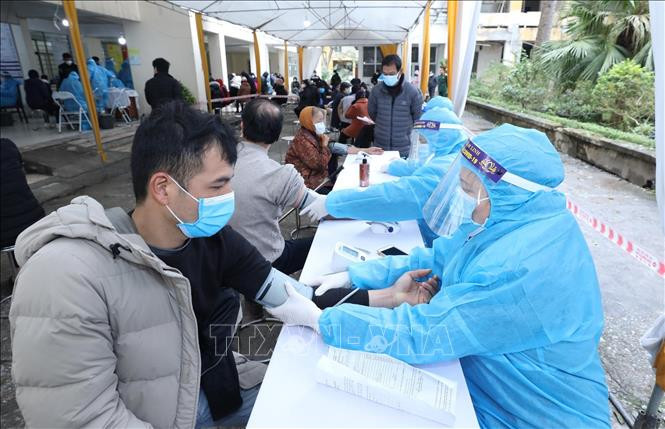 Khám sàng lọc trước khi tiêm vắc xin phòng COVID-19 tại Trung tâm Kiểm soát bệnh tật tỉnh Lạng Sơn. Ảnh: Anh Tuấn - TTXVN Dịch COVID-19: Ngày 23/2, cả nước ghi nhận 60.355 ca mắc mới, có trên 42.000 ca trong cộng đồng ảnh 1