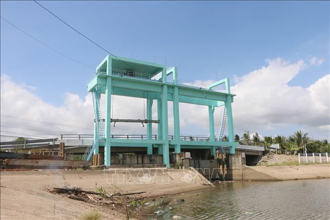 Cống ngăn mặn Bà Xẩm, huyện Long Phú (Sóc Trăng) đang vận hành và phát huy tốt hiệu quả trong việc ngăn mặn, trữ ngọt, phục vụ sản xuất cho người dân. Ảnh: Chanh Đa-TTXVN Sóc Trăng chủ động cơ cấu mùa vụ ứng phó với hạn mặn ảnh 2