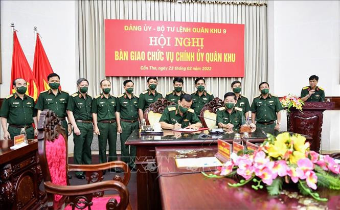 Ký biên bản bàn giao chức Chính ủy Quân khu 9 giữa Thiếu tướng Nguyễn Văn Gấu và Thiếu tướng Hồ Văn Thái. Ảnh: TTXVN phát Công bố, bàn giao chức vụ Chính ủy Quân khu 9 ảnh 4